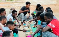 سودانيون يتناولون الإفطار الجماعي في شرق النيل