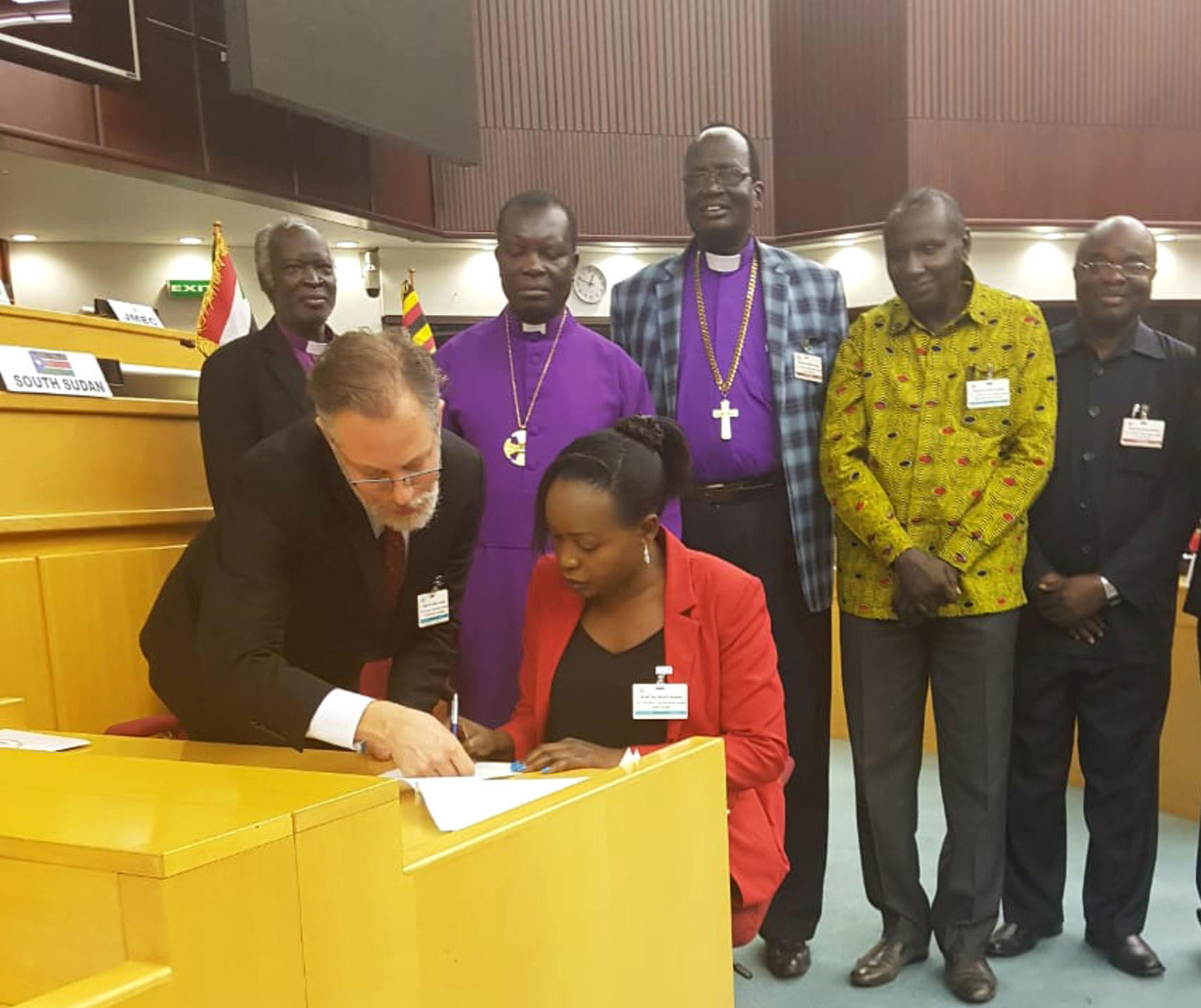 ريتا ابراهام توقع على اتفاق سلام جنوب السودان ممثلة للمجتمع المدني