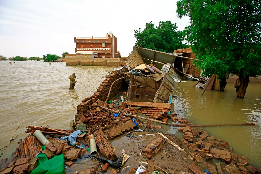 هدمت الفيضانات والسيول عشرات الآلاف من البيوت في العاصمة والولايات