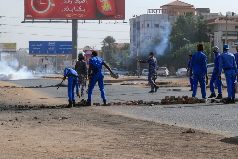أقام المحتجون المتاريس على العديد من شوارع الخرطوم