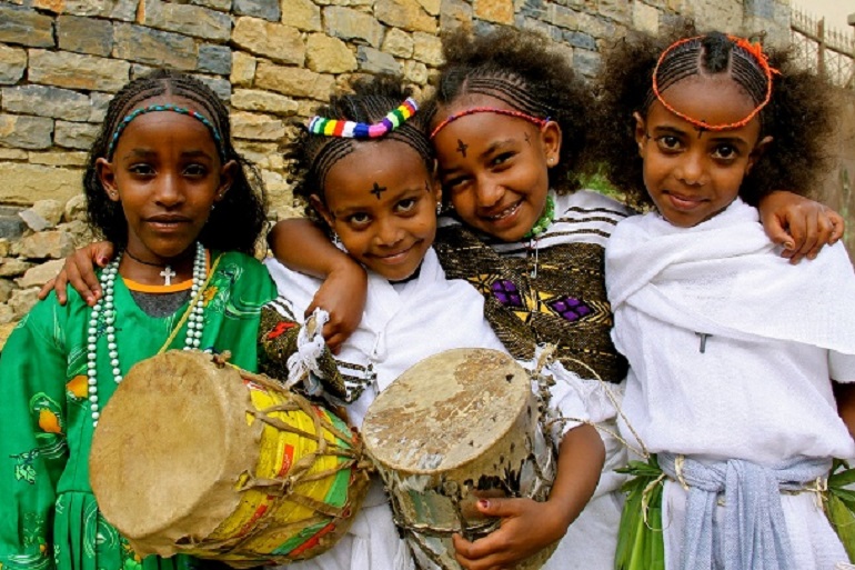 يلبس الإثيوبيون الملابس الجديدة ويحتفي الأطفال بمطلع العام 