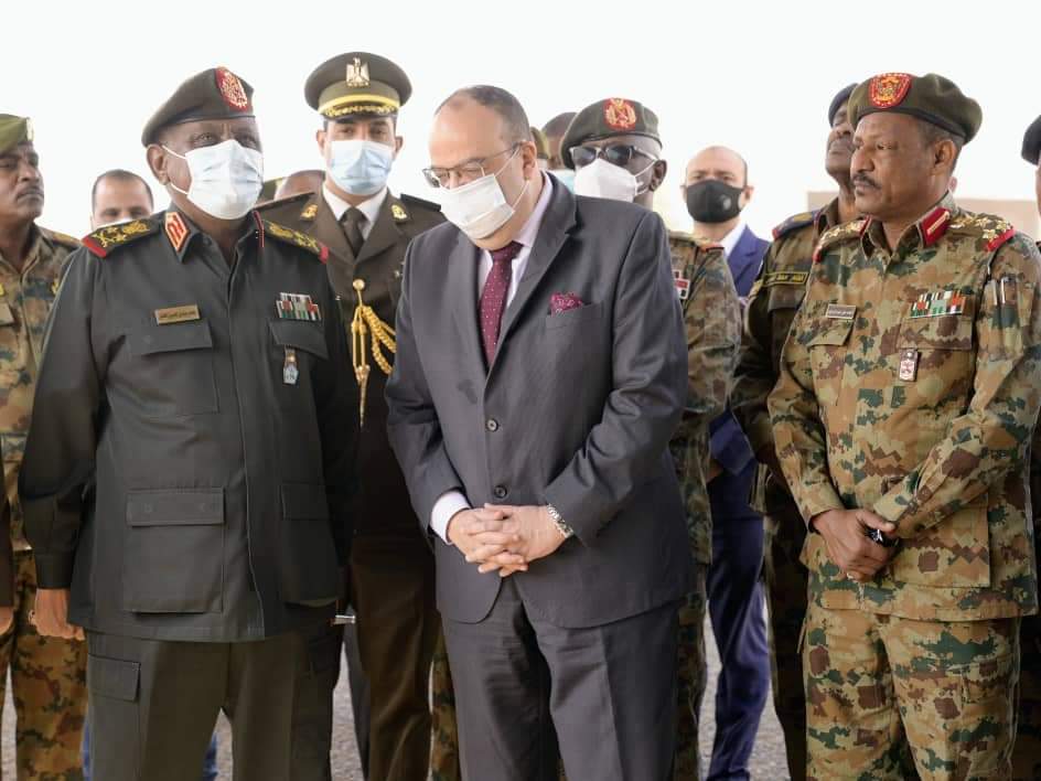 السفير المصري ورئيس هيئة أركان القوات المسلحة السودانية