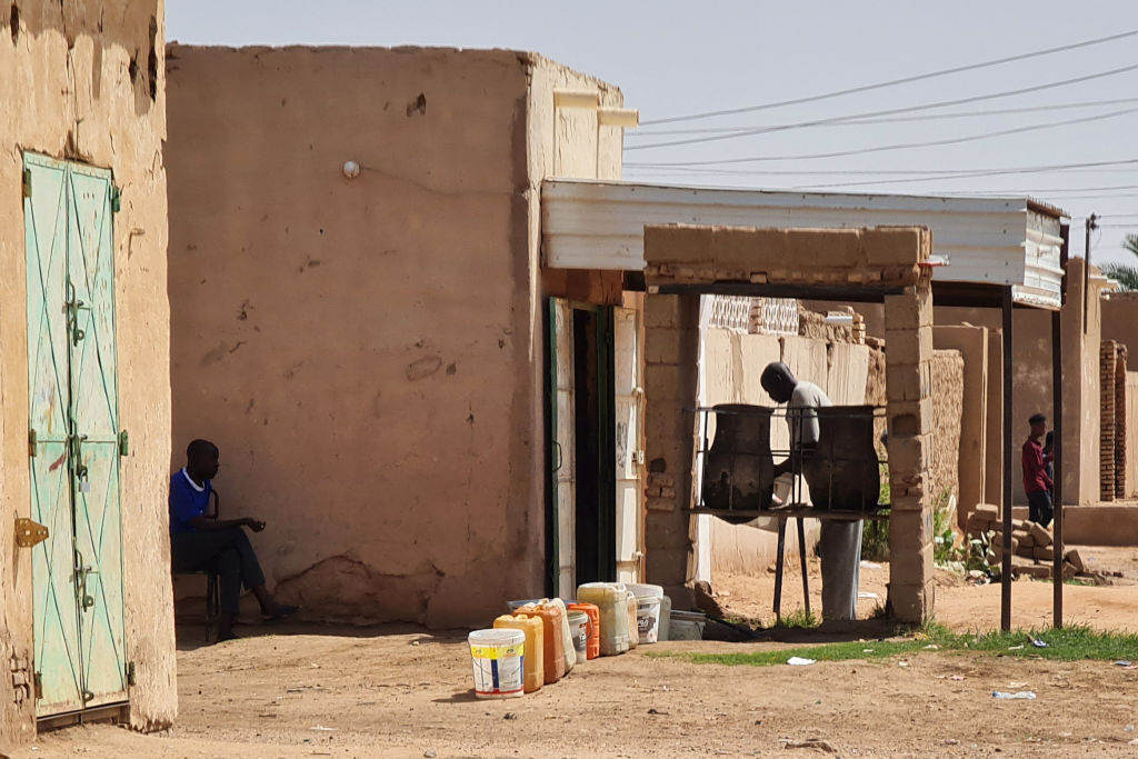 تمر العاصمة الخرطوم بأزمة مياه حادة منذ بداية الحرب في منتصف نيسان/أبريل الماضي (Getty)