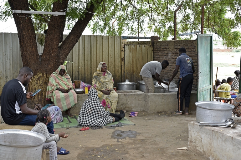 إعداد الطعام في أحد مراكز إيواء النازحين في السودان