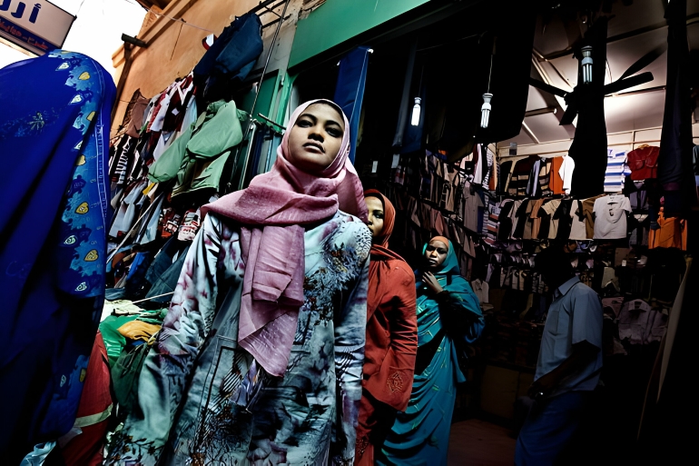 عدد من النساء يتبضعن في السوق مع اقتراب شهر رمضان في السودان