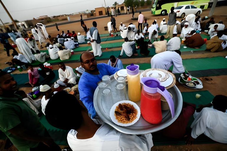 عدد من الأشخاص يتناولون إفطار رمضان في الطريق حسب عادات وتقاليد سودانية
