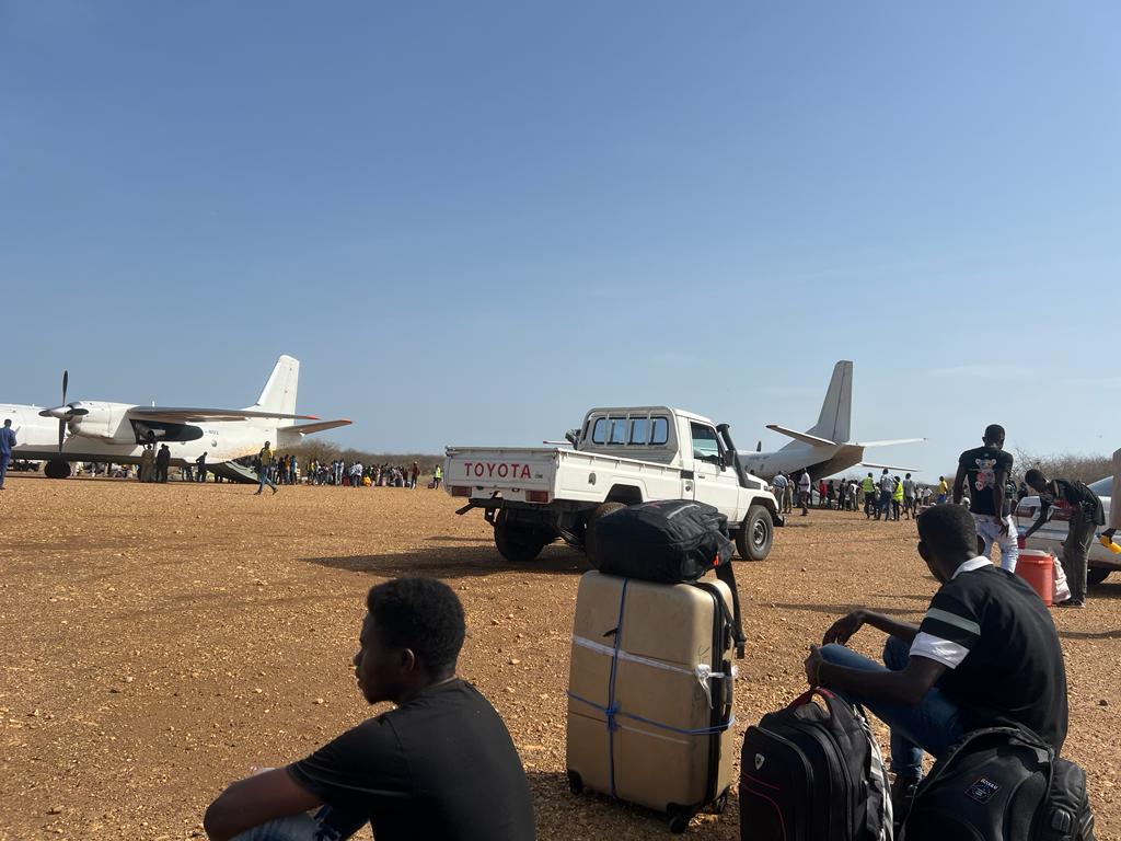 يغادر السودانيون من الرنك عبر طائرات شحن إلى عاصمة جمهورية جنوب السودان 