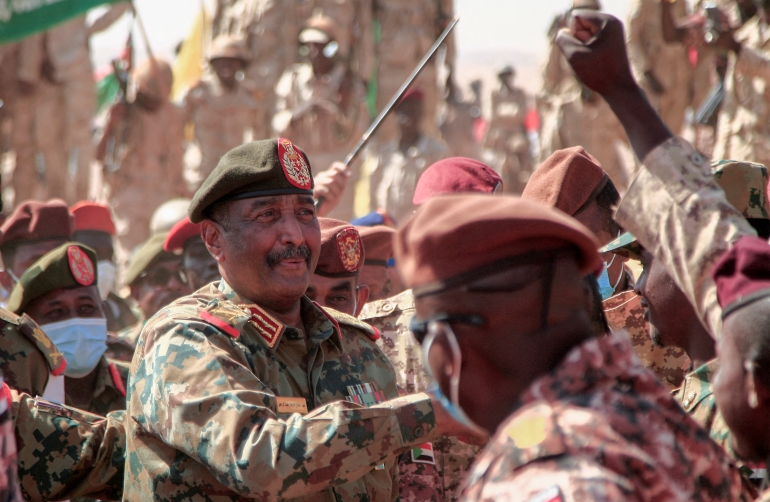 قائد الجيش السوداني عبدالفتاح البرهان وسط ضباط وجنود من الحيش