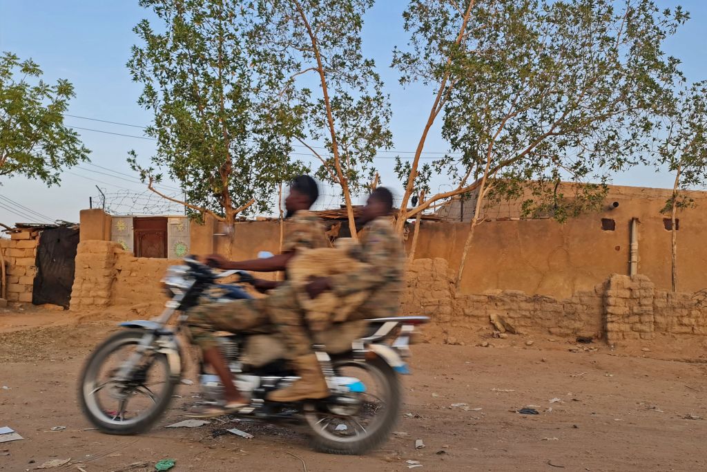 الاشتباكات بين الجيش السوداني والدعم السريع تجري داخل المدن متسببة في ظروف بالغة التعقيد للمواطنين (Getty)