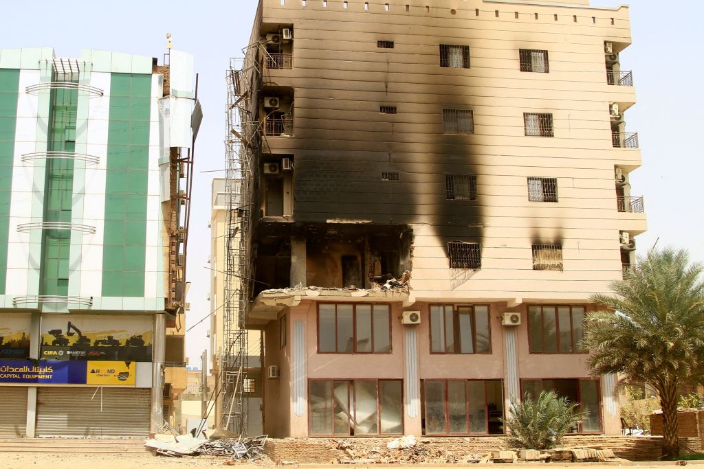 منزل محترق جراء القصف في العاصمة السودانية الخرطوم