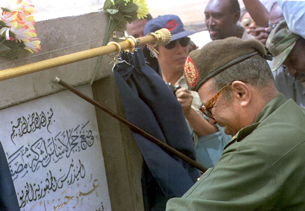 الرئيس السوداني المعزول عمر أحمد حسن البشير يضع حجر الأساس لمصفاة الخرطوم بمنطقة الجيلي في العام 1998