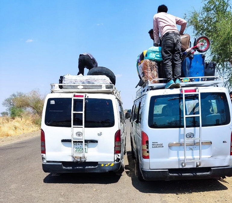 حافلات صغيرة تنقل الركاب من الحدود السودانية إلى قندر في الطريق إلى أديس أبابا