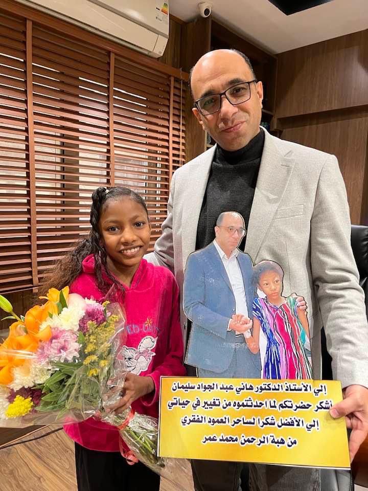 الطفلة هبة مع الطبيب هاني عبدالجواد