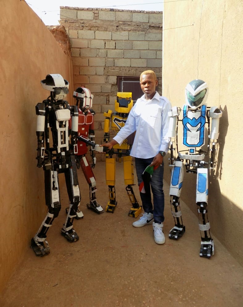 المخترع السوداني معتصم جبريل مع مجسمات روبوتاته التي صنعها في المنزل