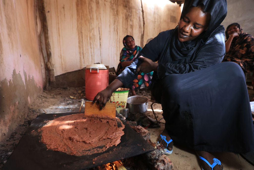 امرأة سودانية أثناء عواسة آبري الحلو مر في المنزل