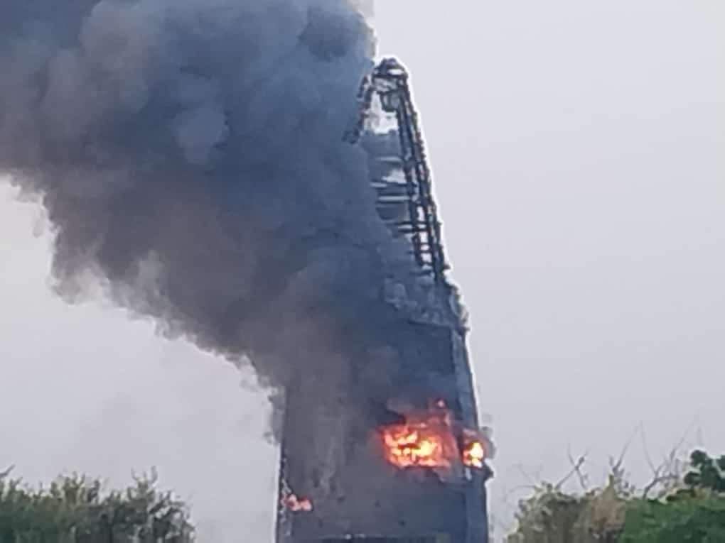 برج شركة البترول المحترق