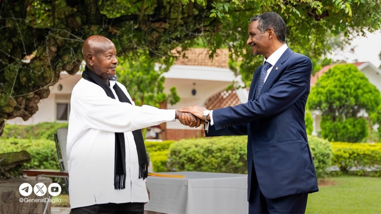 حميدتي مع الرئيس الأوغندي يوري موسيفيني
