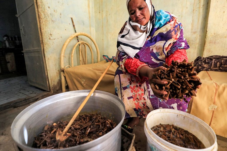 سيدة سودانية  تصنع البخور السوداني