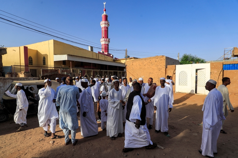 سودانيون يعايدون على بعضهو عقب صلاة العيد