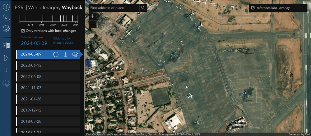 طائرات محطمة ومحترقة في مطار الخرطوم الدولي