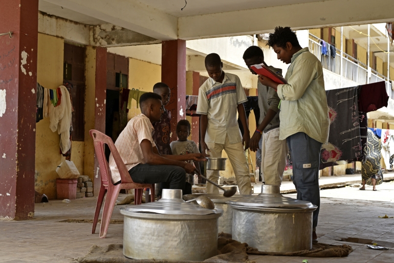 متطوعون يعدون الطعام للنازحين في السودان جراء الحرب