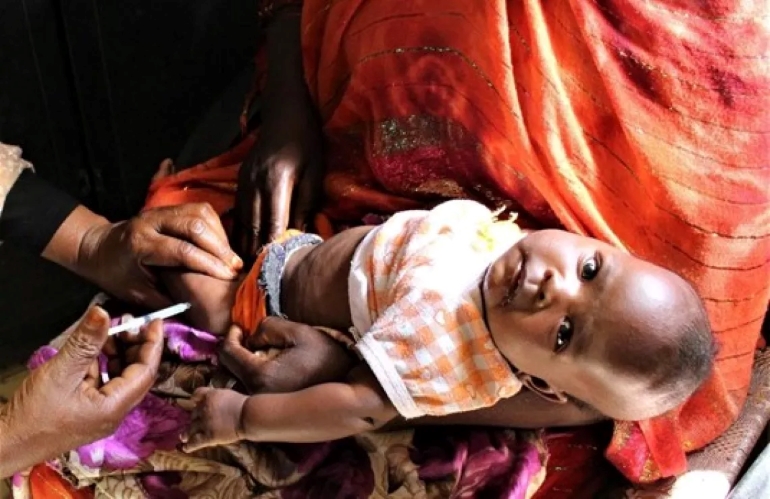 طفل سوداني يتلقى العلاج (منظمة الصحة العالمية)
