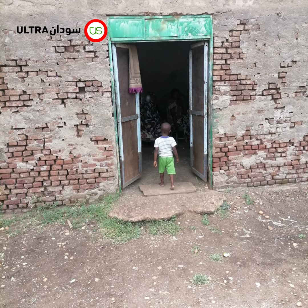 طفل نازح يقيم في مأوى للنازحين في مدينة سنار