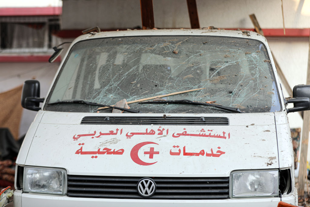 عربة إسعاف متضررة من القصف بالمستشفى الأهلي المعمداني في غزة