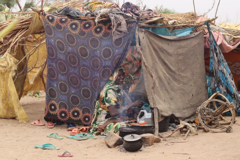 لاجئة سودانية في أحد مخيمات اللجوء على الحدود التشادية