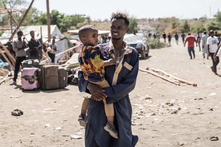 لاجئ إثيوبي في السودان مع طفله