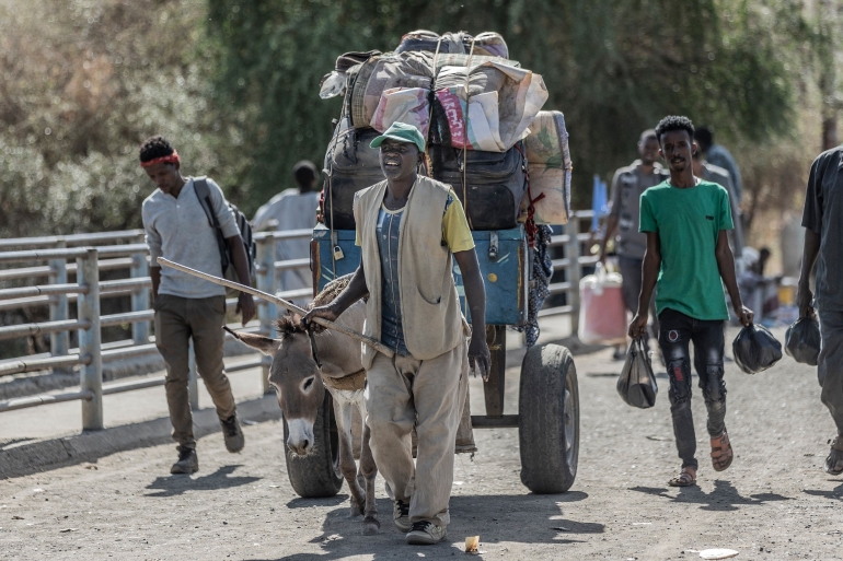لاجئون سودانيون يعبرون الحدود إلى إثوبيا