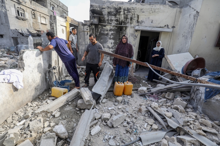 آثار غارة جوية إسرائيلية على قطاع غزة