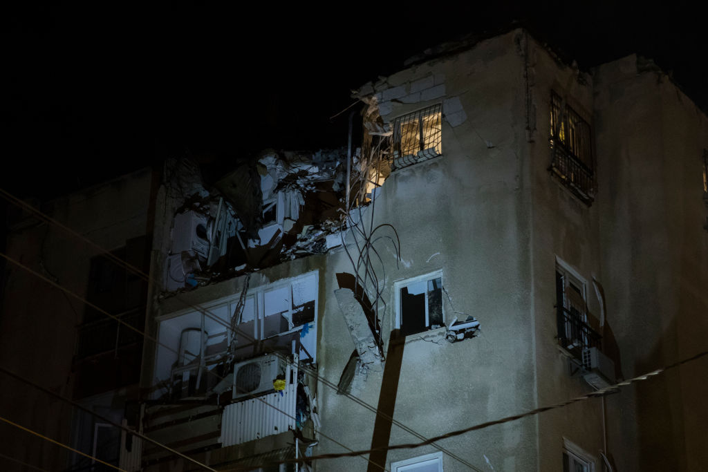 مبنى في تل أبيب ضربه صاروخ أطلق من قطاع غزة