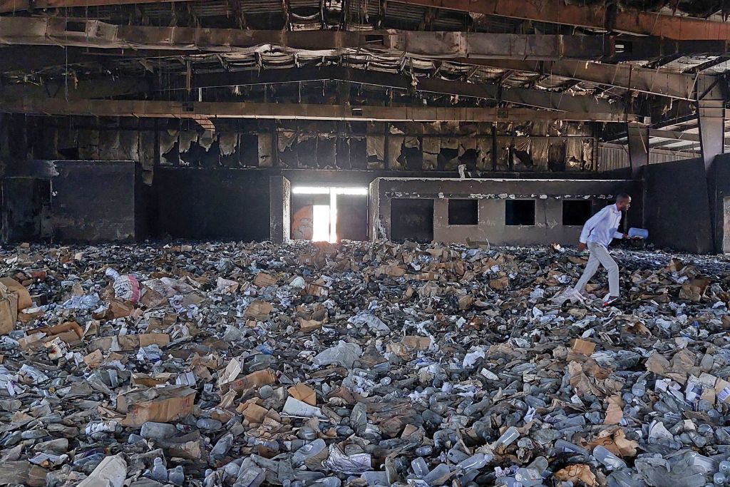 مخزن أدوية مدمر في نيالا حاضرة ولاية جنوب دارفور (Getty)