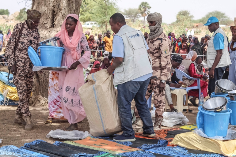 عاملون إنسانيون يقدمون المساعدات للاجئين السودانيين في الحدود التشادية