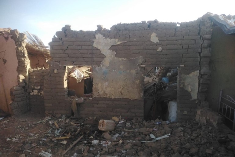 جانب من آثار سقوط المقذوفة على منزل في حي النهضة جنوب الخرطوم
