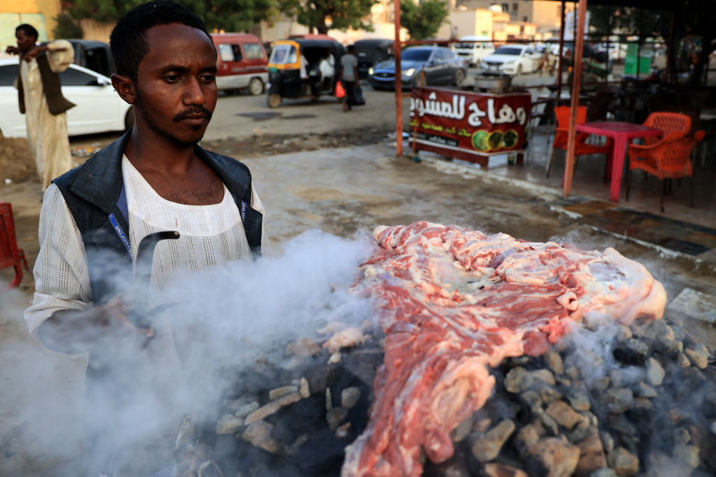 مواطن من شرق السودان يبيع وجبة شية السلات في السوق 