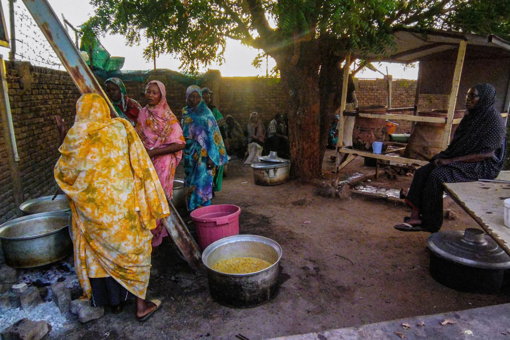 نساء سودانيات  يطبخن الطعام 