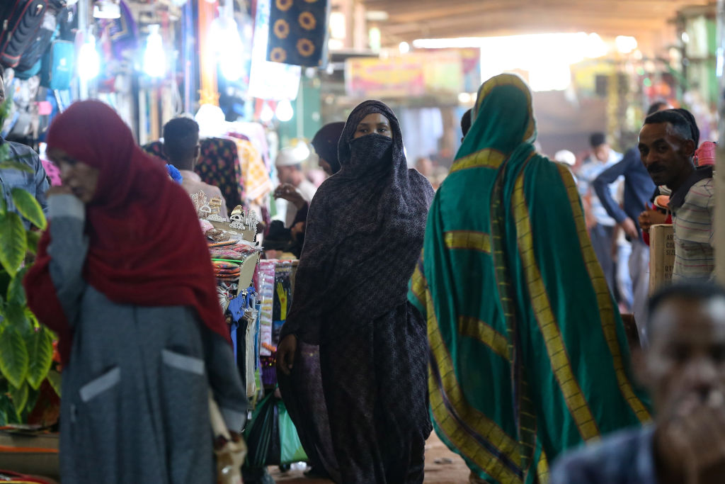 نساء سودانيات يتسوقن استعدادًا لدخول شهر رمضان