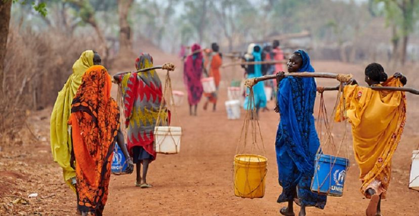نساء يحملن أوعية للمياه