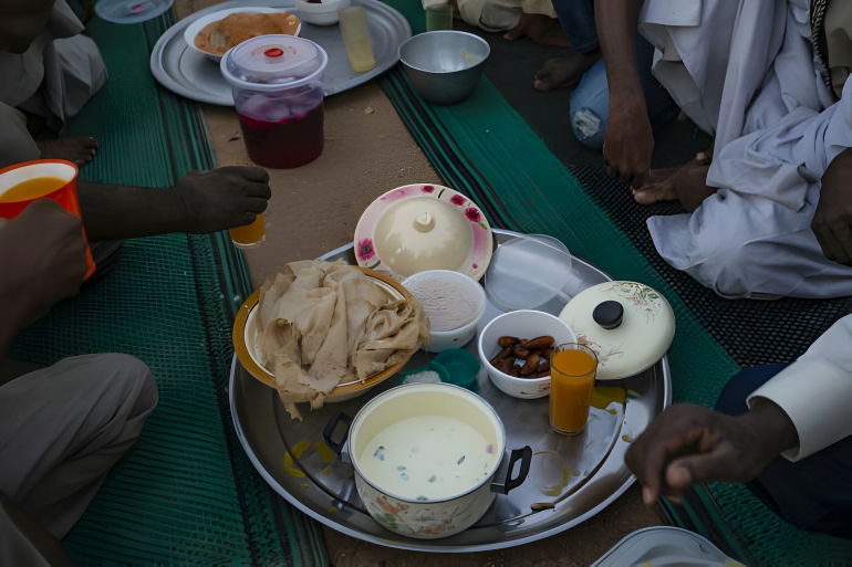 سفرة سودانية رمضانية تحتوي على وجبات محلية من العادات والتقاليد السودانية