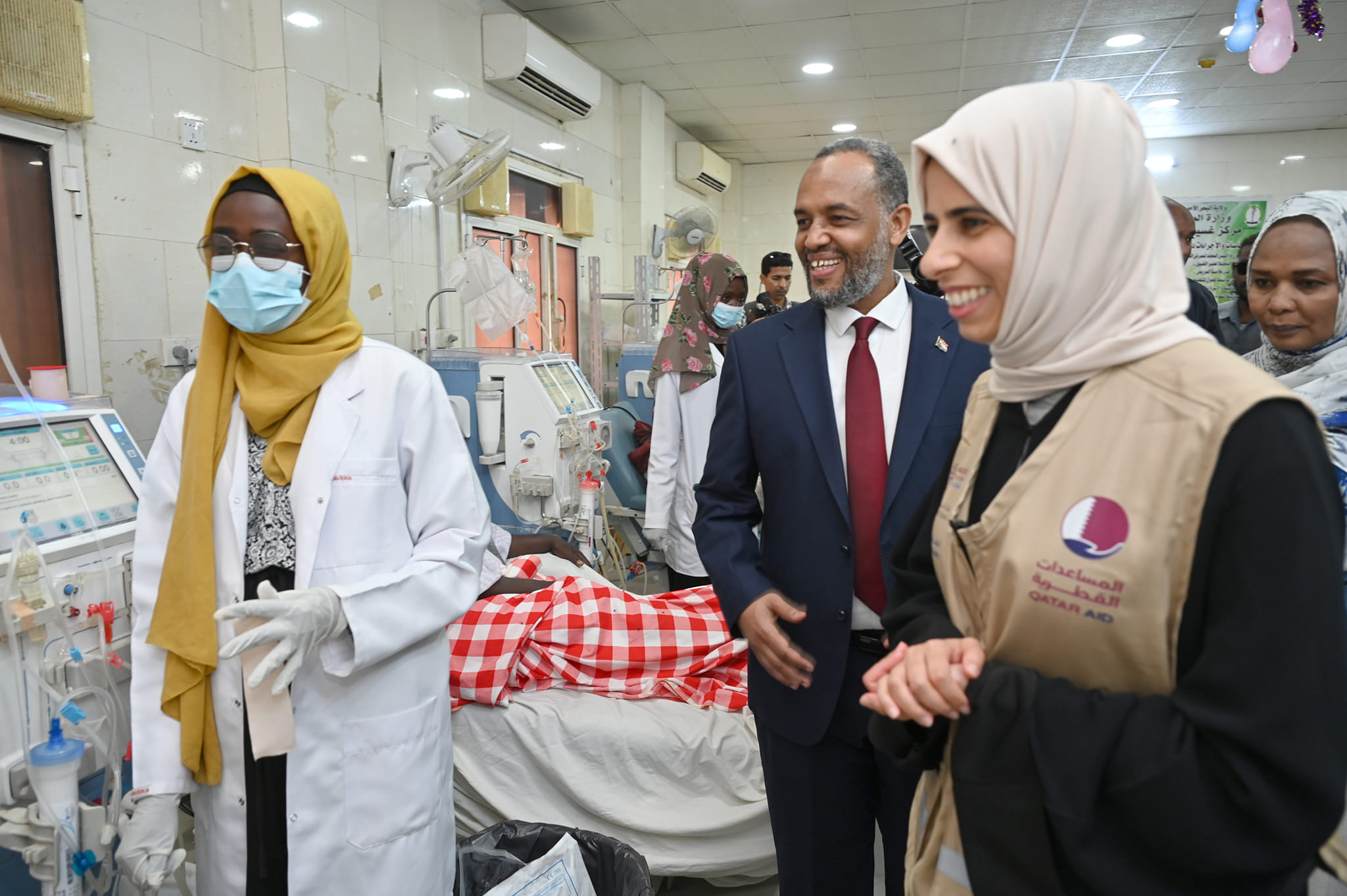 وزيرة التعاون الدولي القطرية لولوة الخاطر في زيارة لمستشفى في بورتسودان