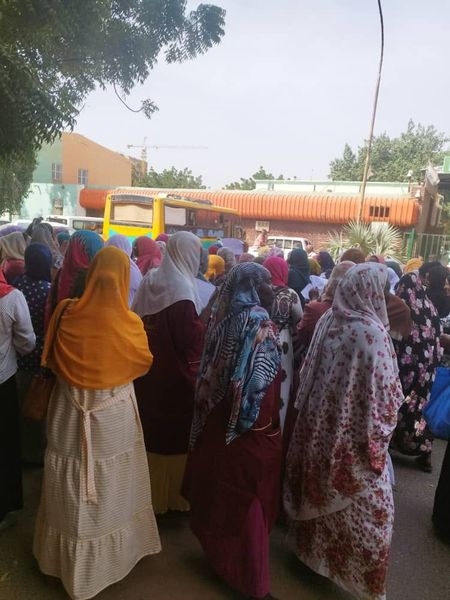 جانب من الوقفة الاحتجاجية للعاملين بوزارة الصحة ولاية الخرطوم
