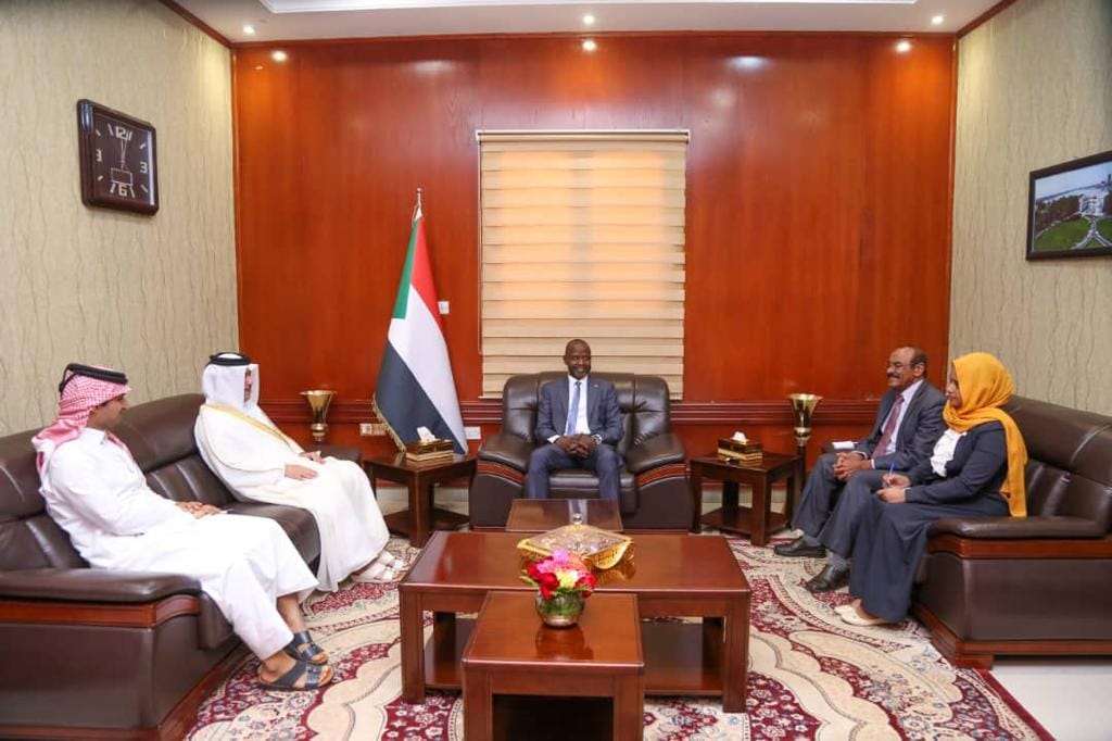 لقاء عضو مجلس السيادة الانتقالي الهادي إدريس والسفير القطري في الخرطوم 