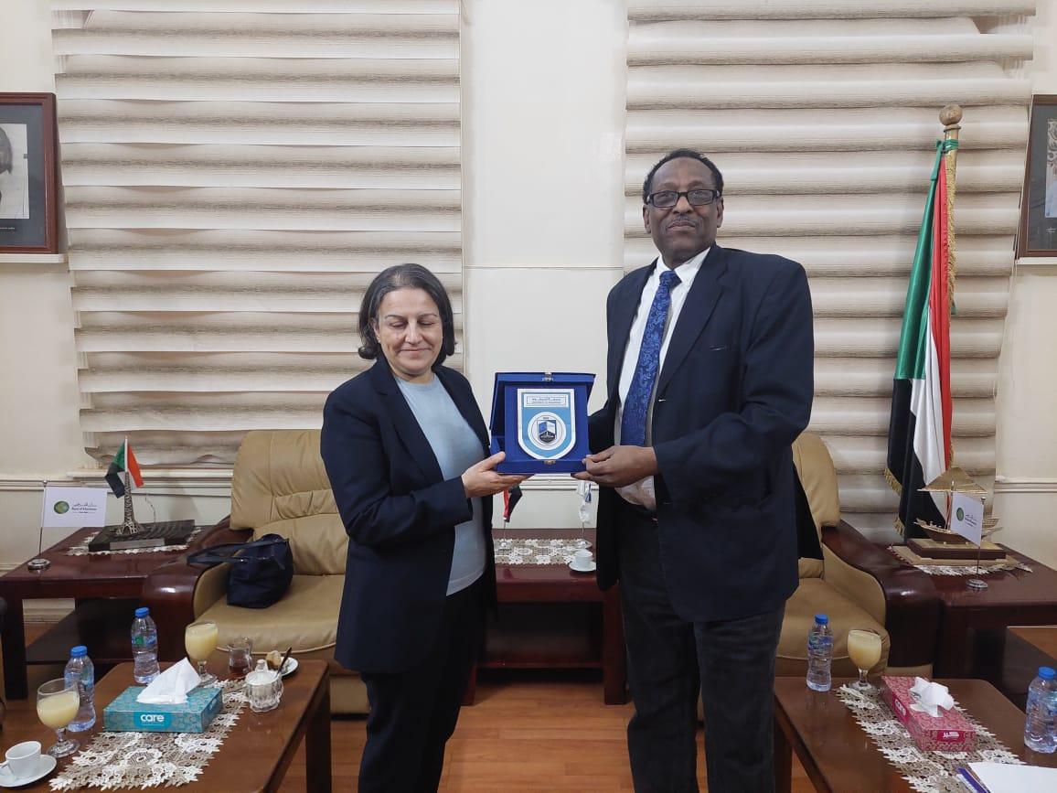 مدير جامعة الخرطوم والسفيرة الفرنسية في السودان