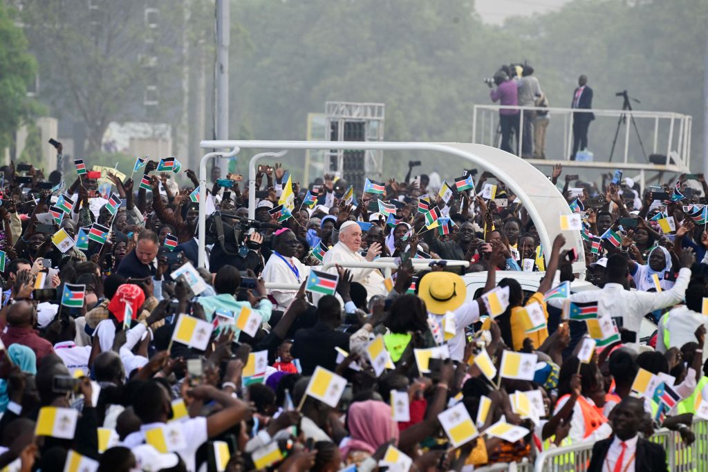 سيارة البابا في جوبا وحشود ضخمة في وداع البابا فرنسيس