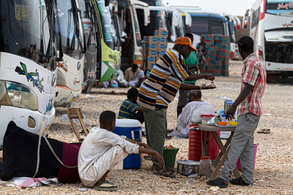 غادر عشرات الآلاف من السودانيين إلى مصر فرارًا من الحرب (Getty)