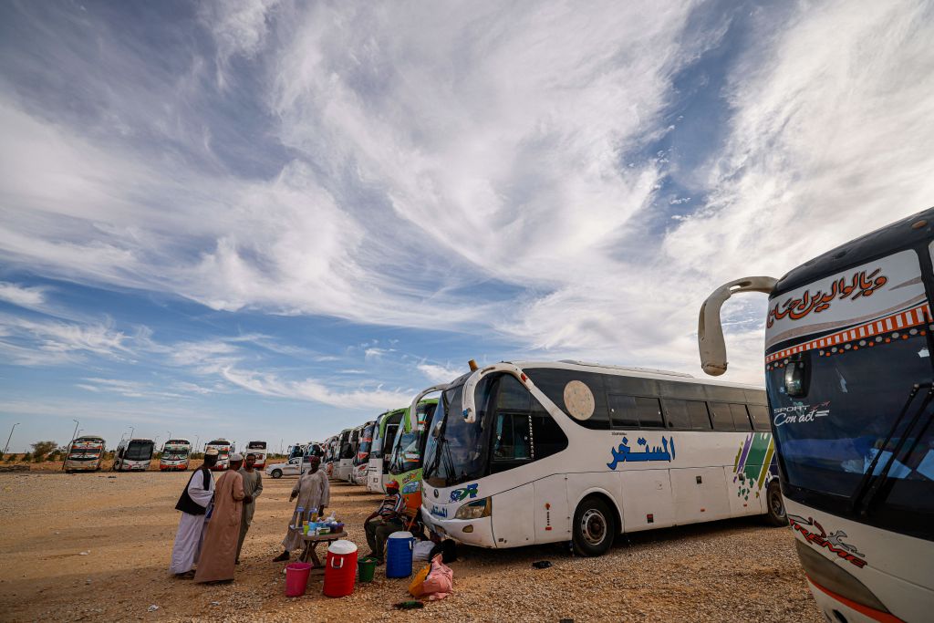 يغادر آلاف السودانيين يوميًا باتجاه مصر (Getty)