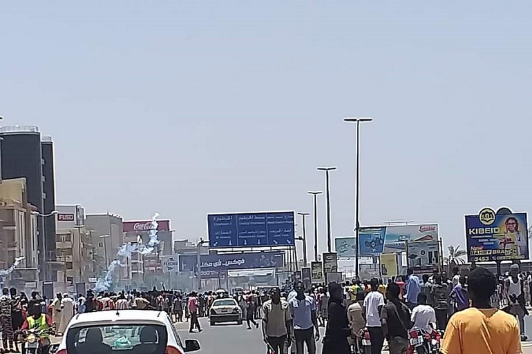 إطلاق الغاز المسيل للدموع على المحتجين وسط الخرطوم