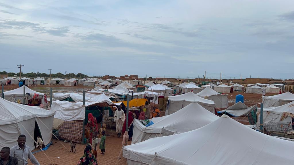 يقيم المواطنون في مخيمات عقب غرق مناطقهم